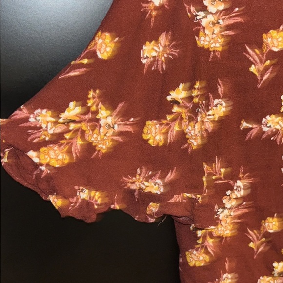 Floral button up with tie at bottom - Picture 5 of 5